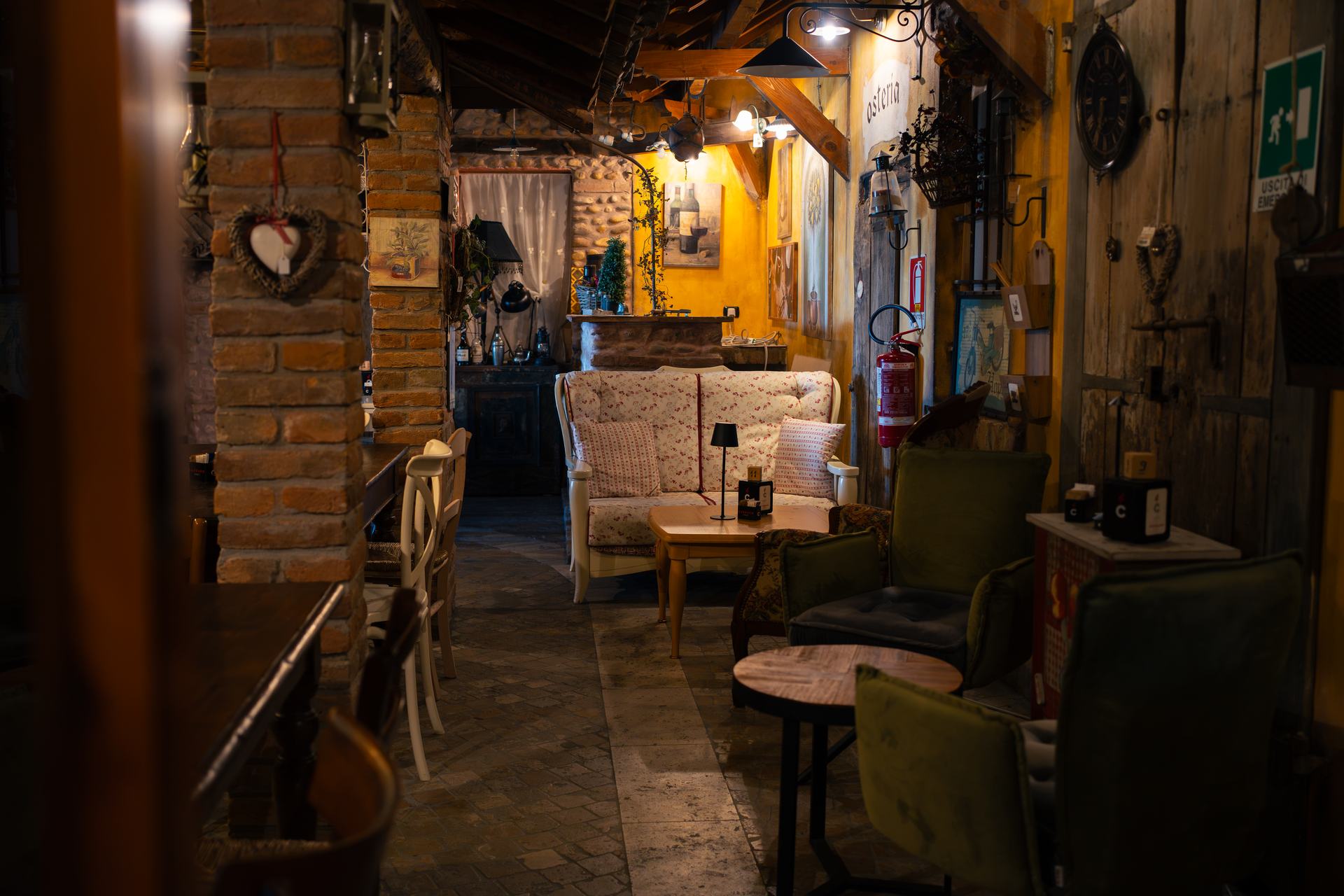 L'angolo lounge di Borgo 22 con divani e luci calde